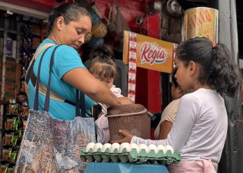 Madres de familia reciben Bolsa Social. /Foto: Mides