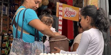 Madres de familia reciben Bolsa Social. /Foto: Mides