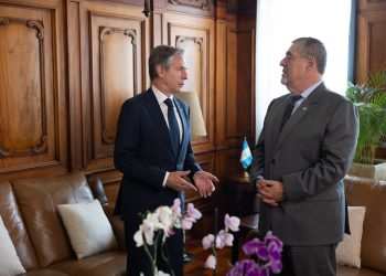 Presidente Arévalo (derecha) junto a Antony Blinken. /Foto: US Embassy