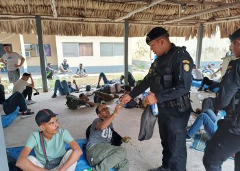 37 migrantes rescatados en Guatemala tras abandono de su guía