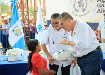 El presidente entregó las semillas a los campesinos. /Foto: MAGA