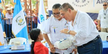 El presidente entregó las semillas a los campesinos. /Foto: MAGA