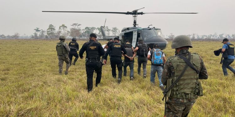 La detención de estos presuntos delincuentes demuestra el compromiso de las autoridades en la lucha contra el crimen organizado. / Foto: PNC
