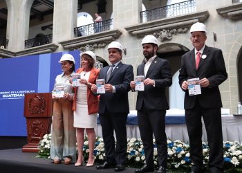 Autoridades hacen e lanzamiento del Portal de Datos Abiertos de la UCEE. /Foto: CNC