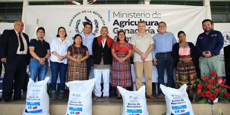 Iniciativa “Mano a mano”: Agricultores de Totonicapán reciben fertilizantes