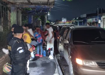 Sorprenden a presunto coyote con 19 migrantes cubanos en Guatemala