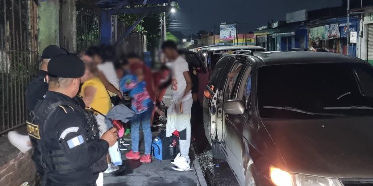 Sorprenden a presunto coyote con 19 migrantes cubanos en Guatemala