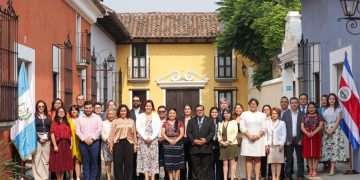 Autoridades de los ministerios de trabajo de Guatemala y Costa Rica se reunieron para la creación de políticas conjuntas sobre migración. /Foto: Mintrab.