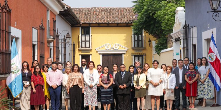 Autoridades de los ministerios de trabajo de Guatemala y Costa Rica se reunieron para la creación de políticas conjuntas sobre migración. /Foto: Mintrab.