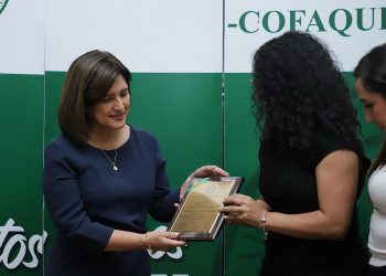 Karin Herrera recibió el reconocimiento de Química Bióloga notable 2024. /Foto: Vicepresidencia de la República.