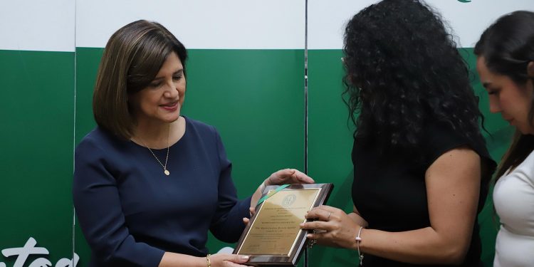 Karin Herrera recibió el reconocimiento de Química Bióloga notable 2024. /Foto: Vicepresidencia de la República.
