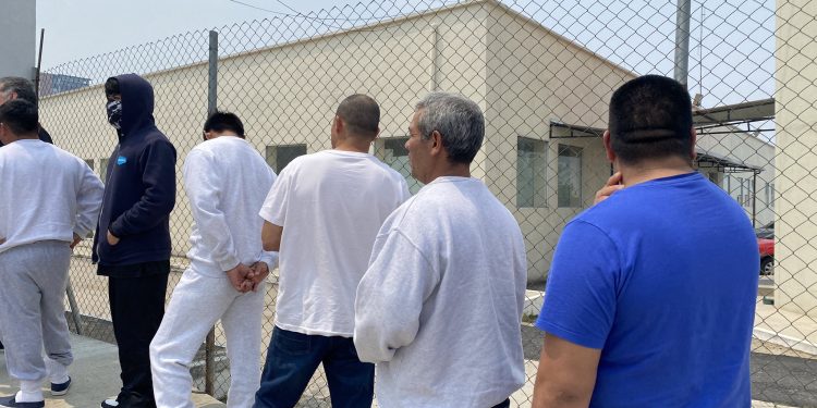 Guatemaltecos retornados reciben atención integral por parte del personal de Migración. /Foto: IGM.