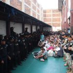 Policías ejecutan requisa masiva en el preventivo de hombres de la zona 18
