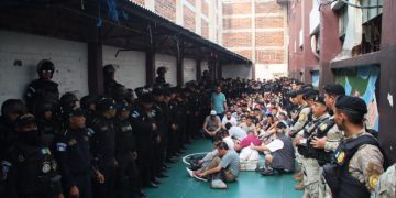 Desde tempranas horas agentes llegaron al preventivo de la zona 18 para efectuar una requisa. /Foto: PNC