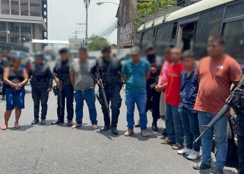 Los ocho capturados fueron trasladados a la ciudad vía aérea. /Foto: PNC.