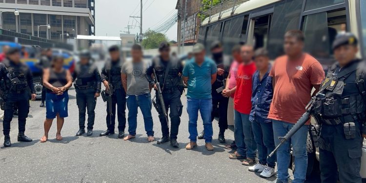 Los ocho capturados fueron trasladados a la ciudad vía aérea. /Foto: PNC.