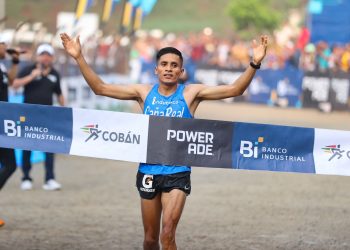 Entre fiesta y cultura, Mario Pacay conquista la Media Maratón Internacional de Cobán