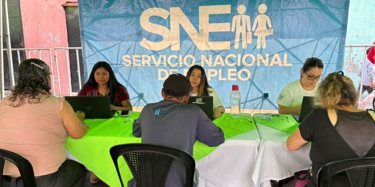 Más de 500 plazas de trabajo se ofrecen este día en la zona 7 capitalina. /Foto: Mintrab