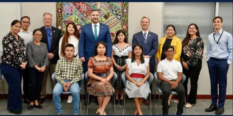 Guatemaltecos viajan a Estados Unidos como becarios