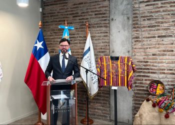 Huipiles de Guatemala se exhiben en Chile.