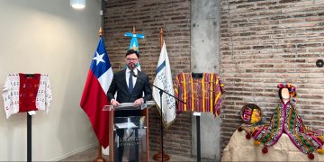 Huipiles de Guatemala se exhiben en Chile.