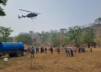 Las autoridades coordinan los esfuerzos para combatir vía aérea incendios forestales./ Foto: Conred.