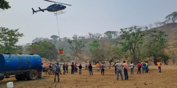 Las autoridades coordinan los esfuerzos para combatir vía aérea incendios forestales./ Foto: Conred.