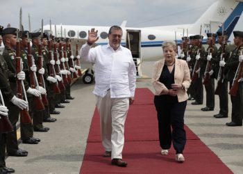 La canciller mexicana Alicia Bárcena recibe al presidente guatemalteco Bernardo Arévalo, en Tapachula, México. / Foto: Noé Pérez.