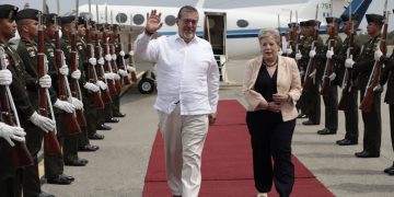 La canciller mexicana Alicia Bárcena recibe al presidente guatemalteco Bernardo Arévalo, en Tapachula, México. / Foto: Noé Pérez.