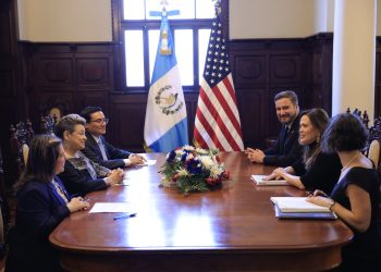 La doctora Lucrecia Peinado, primera dama de la Nación, en reunión con USAID. / Foto: Gilber García.