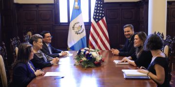 La doctora Lucrecia Peinado, primera dama de la Nación, en reunión con USAID. / Foto: Gilber García.