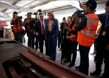 La ministra de Comunicaciones en supervisión en el Aeropuerto Internacional la Aurora.