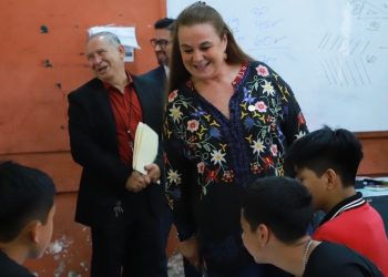 La ministra de Educación Anabella Giracca conversa con alumnos del INCV. /Foto: Mineduc.
