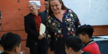 La ministra de Educación Anabella Giracca conversa con alumnos del INCV. /Foto: Mineduc.