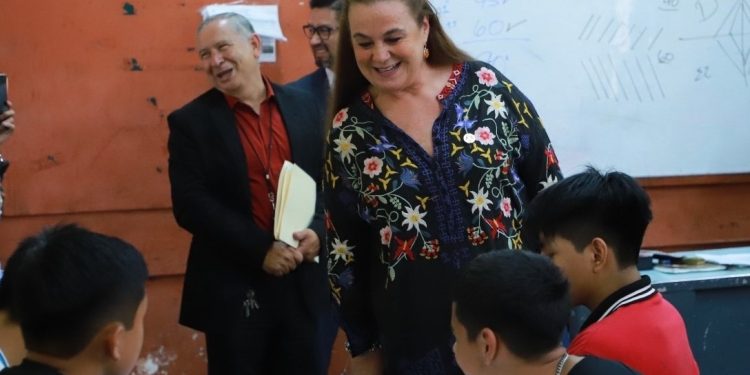 La ministra de Educación Anabella Giracca conversa con alumnos del INCV. /Foto: Mineduc.