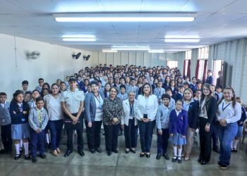 La vicepresidenta Karin Herrera con alumnos del Colegio Nacional Americano. / Foto: SVET.