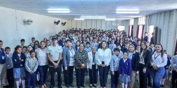 La vicepresidenta Karin Herrera con alumnos del Colegio Nacional Americano. / Foto: SVET.