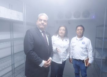 El ministro de Salud, Oscar Cordón, hace un recorrido por las instalaciones del Programa de Inmunizaciones de esa cartera.