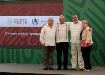 El presidente Andrés Manuel López Obrador, junto al presidente Bernardo Arévalo y los cancilleres de Guatemala y México.