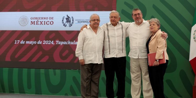 El presidente Andrés Manuel López Obrador, junto al presidente Bernardo Arévalo y los cancilleres de Guatemala y México.