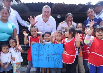 Niños y niñas de Baja Verapaz, compartieron un momento con el Presidente