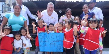 Niños y niñas de Baja Verapaz, compartieron un momento con el Presidente