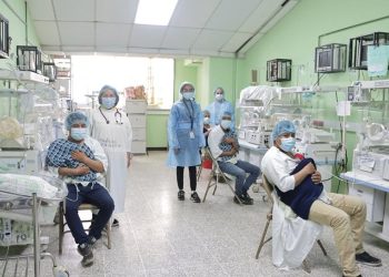 Padres participan en aplicación de método Mamá Canguro en el Hospital Departamental de Totonicapán.