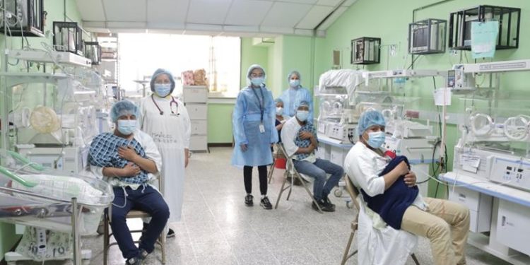 Padres participan en aplicación de método Mamá Canguro en el Hospital Departamental de Totonicapán.