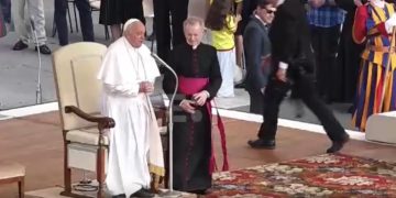 Durante la audiencia general de este miércoles, el papa Francisco insistió en que se debe rezar por la paz en estos tiempos de guerra en diferentes países.