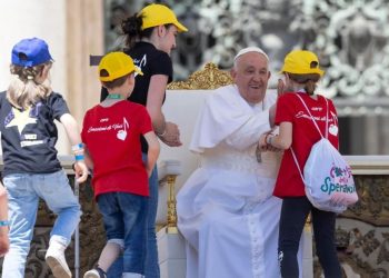 El papa Francisco saluda a niños que acudieron a Roma con motivo de la Primera Jornada Mundial de los Niños.