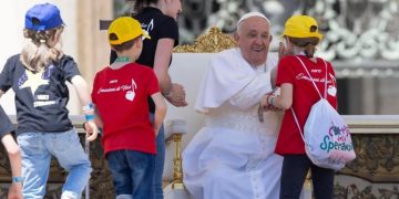 El papa Francisco saluda a niños que acudieron a Roma con motivo de la Primera Jornada Mundial de los Niños.