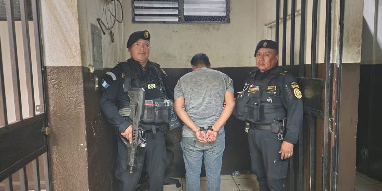 PNC captura a presunto coyote que trasladaba a 25 extranjeros