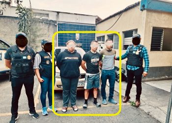 Capturan a tres policías por extorsión.