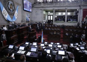 El presidente Bernardo Arévalo participa en la sesión solemne por el Día de la Constitución.